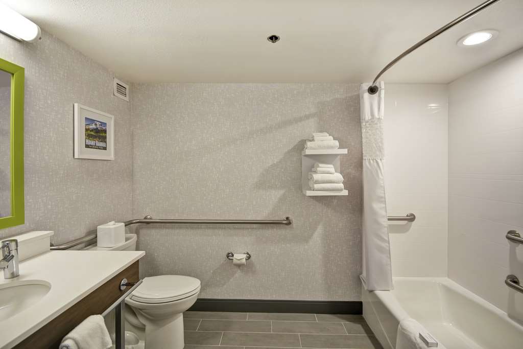 Guest room bath