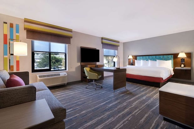 Images Hampton Inn & Suites Marina