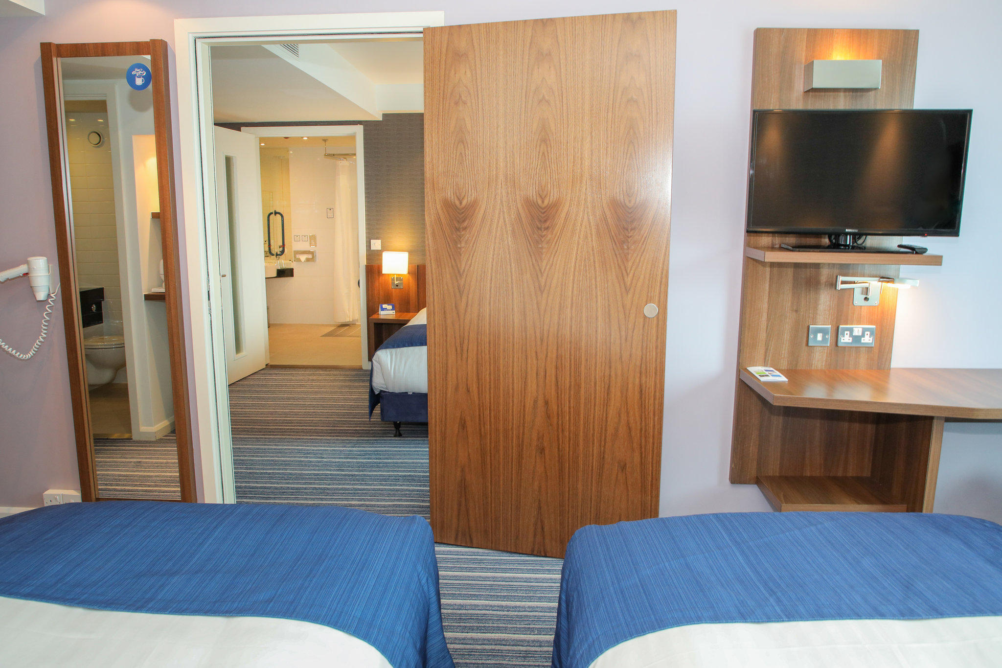 Holiday Inn Express London - Heathrow T5, an IHG Hotel Slough 01753 684001