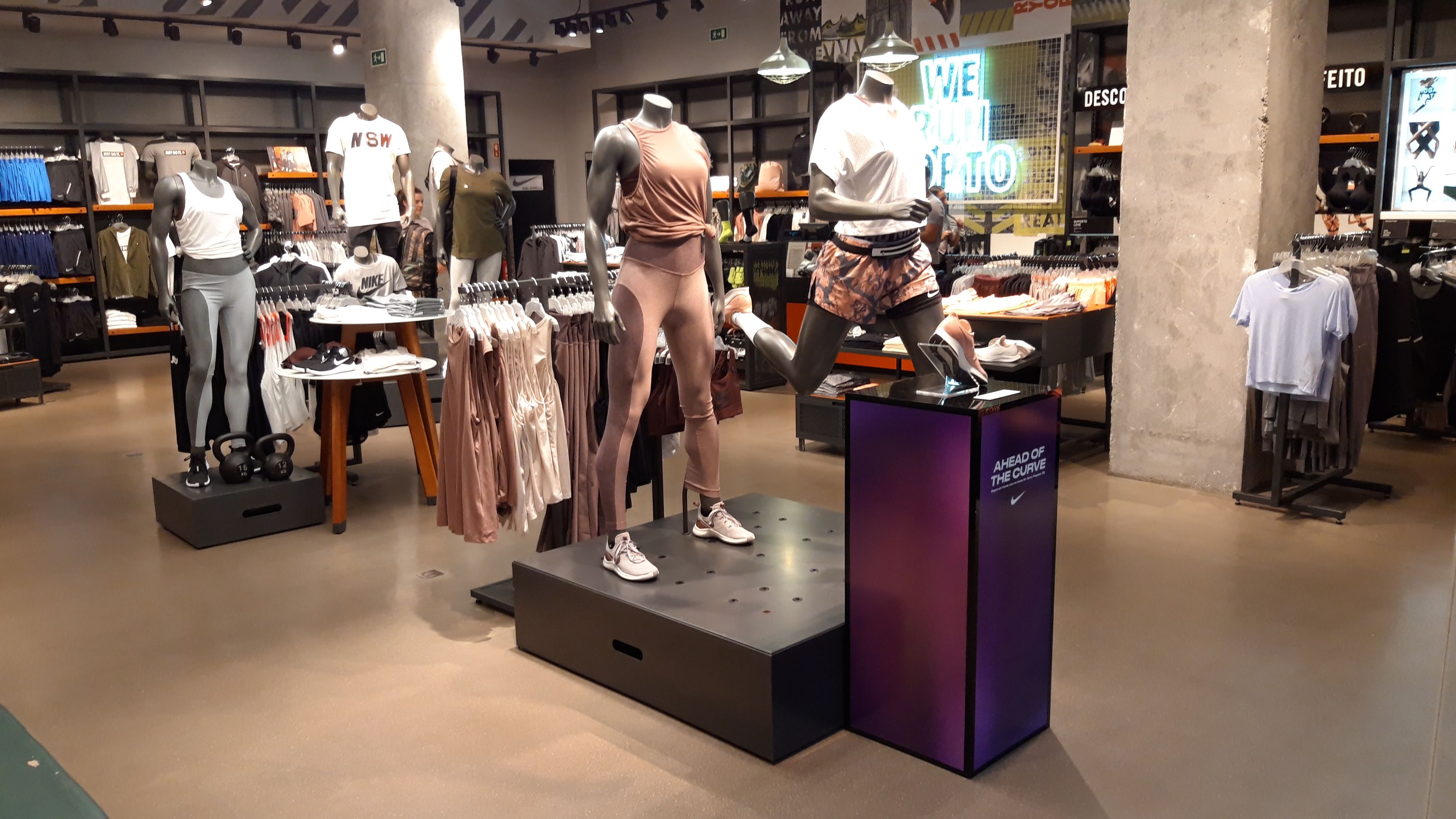 Nike Store - Deportes Y Ocio: Artículos Y Ropas (Al Por Menor Y Accesorios) en Porto (dirección, TEL: 229545...) -
