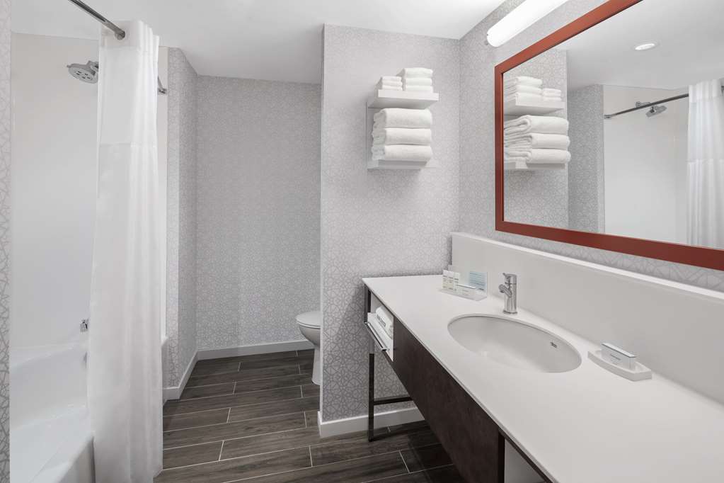 Guest room bath