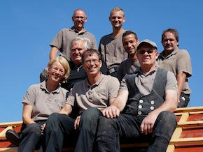 Unser Team besteht aus dem Firmeninhaber Dachdeckermeister Thomas Kantelberg, fünf Dachdeckergesellen, einem Auszubildendem, einem Helfer und einer Bürokraft.
