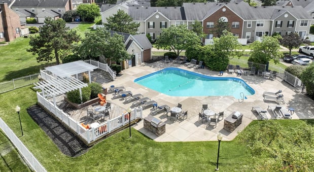 Images Heathermoor & Bedford Commons Apartments