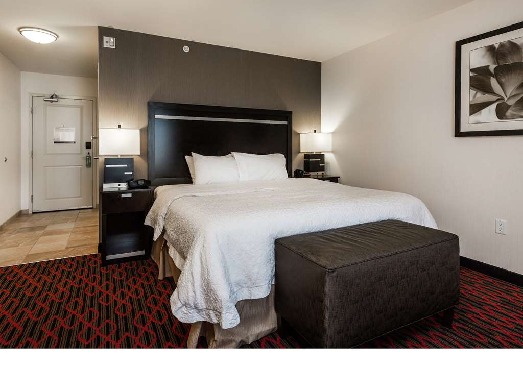 Guest room Hampton Inn & Suites by Hilton Lethbridge Lethbridge (403)942-2142