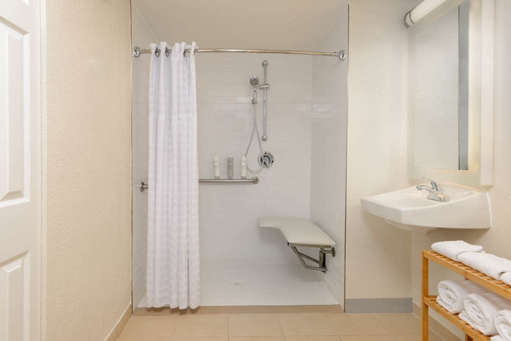 Guest room bath