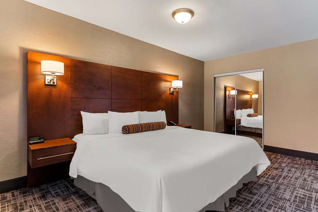 Best Western Ville-Marie Montreal Hotel & Suites in Montreal: KingSuite