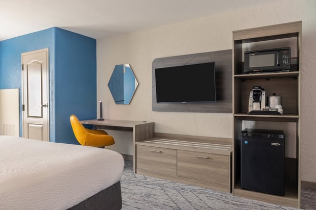 Images Holiday Inn Express & Suites Kansas City Airport by IHG