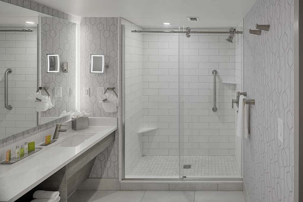 Guest room bath