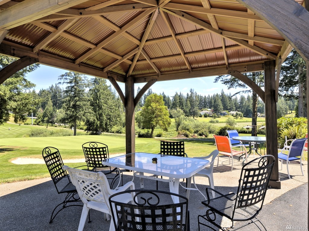 Indoor and Outdoor dining at the Pro Shop