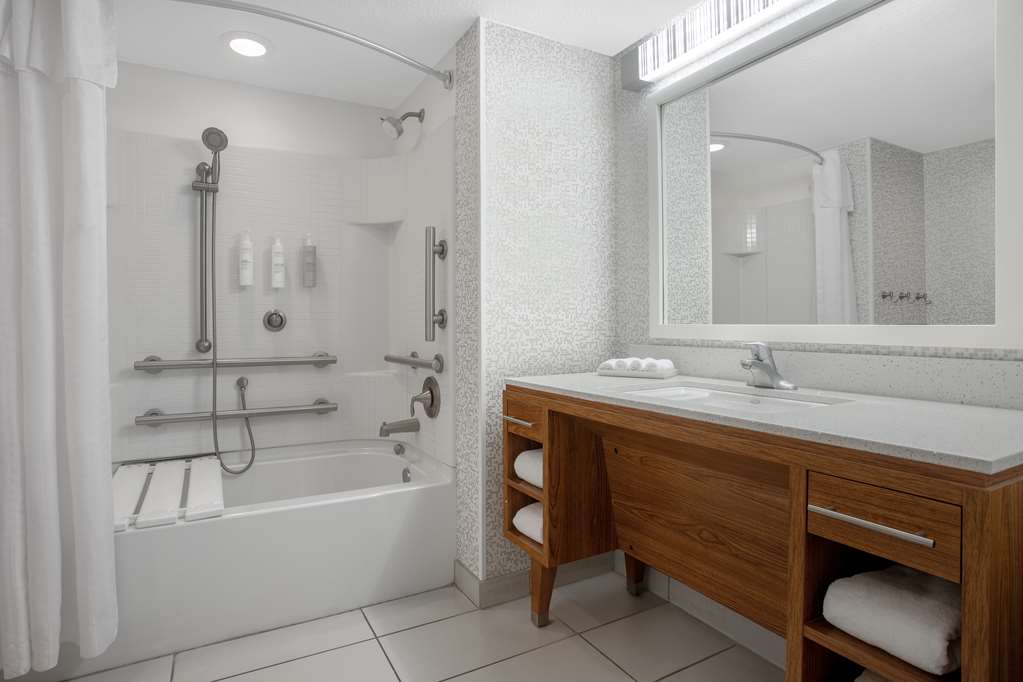 Guest room bath