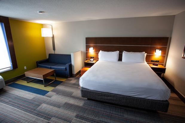Images Holiday Inn Express & Suites Atlanta N-Perimeter Mall Area by IHG