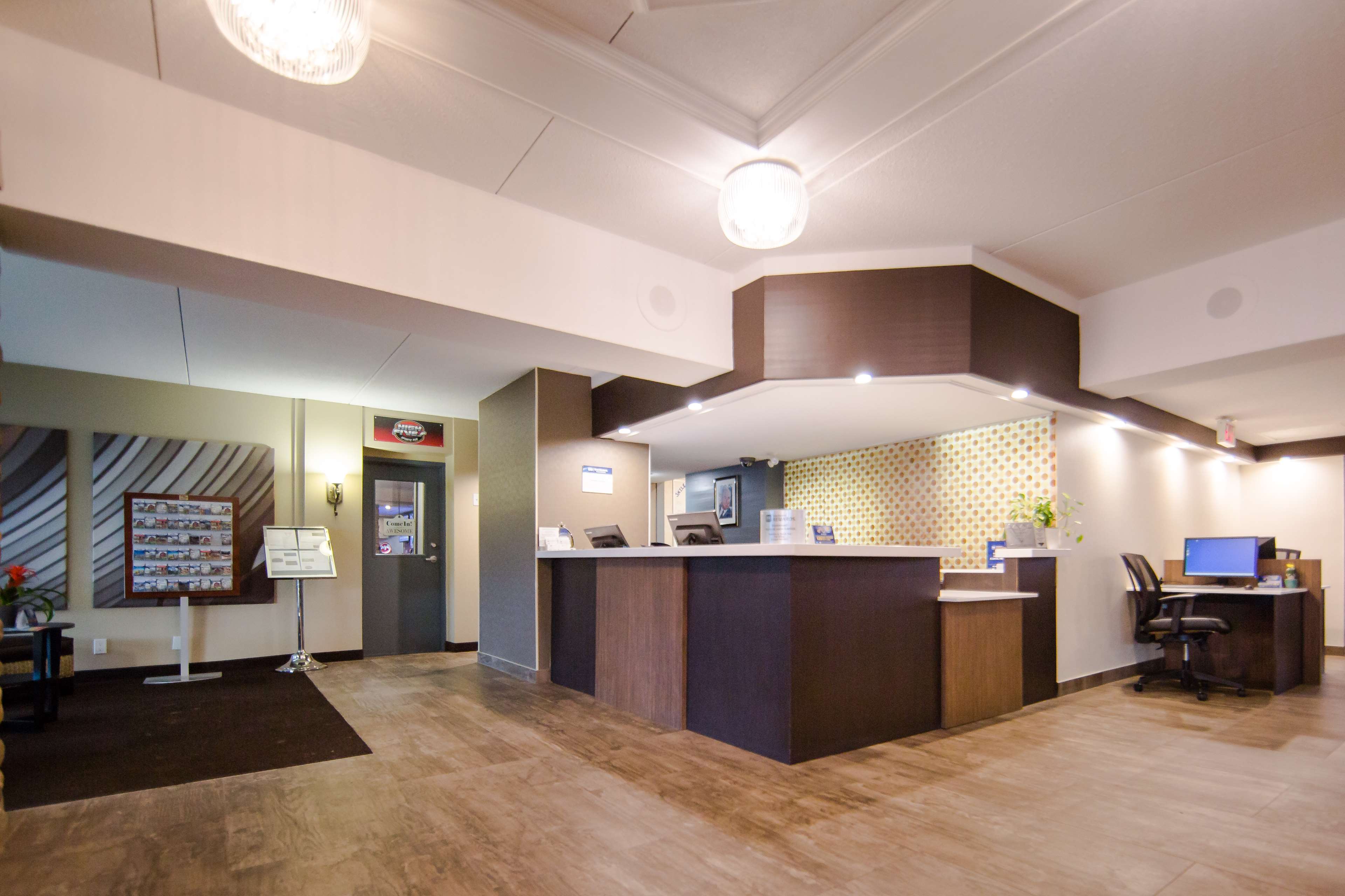Lobby Desk Best Western Plus Ottawa Kanata Hotel & Conference Centre Ottawa (613)828-2741