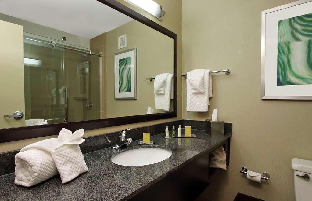 Guest room bath