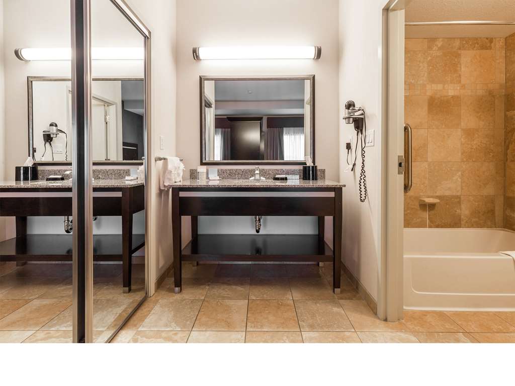 Guest room bath Hampton Inn & Suites by Hilton Lethbridge Lethbridge (403)942-2142