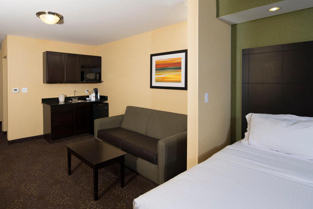 Images Holiday Inn Express & Suites Detroit North - Troy, an IHG Hotel