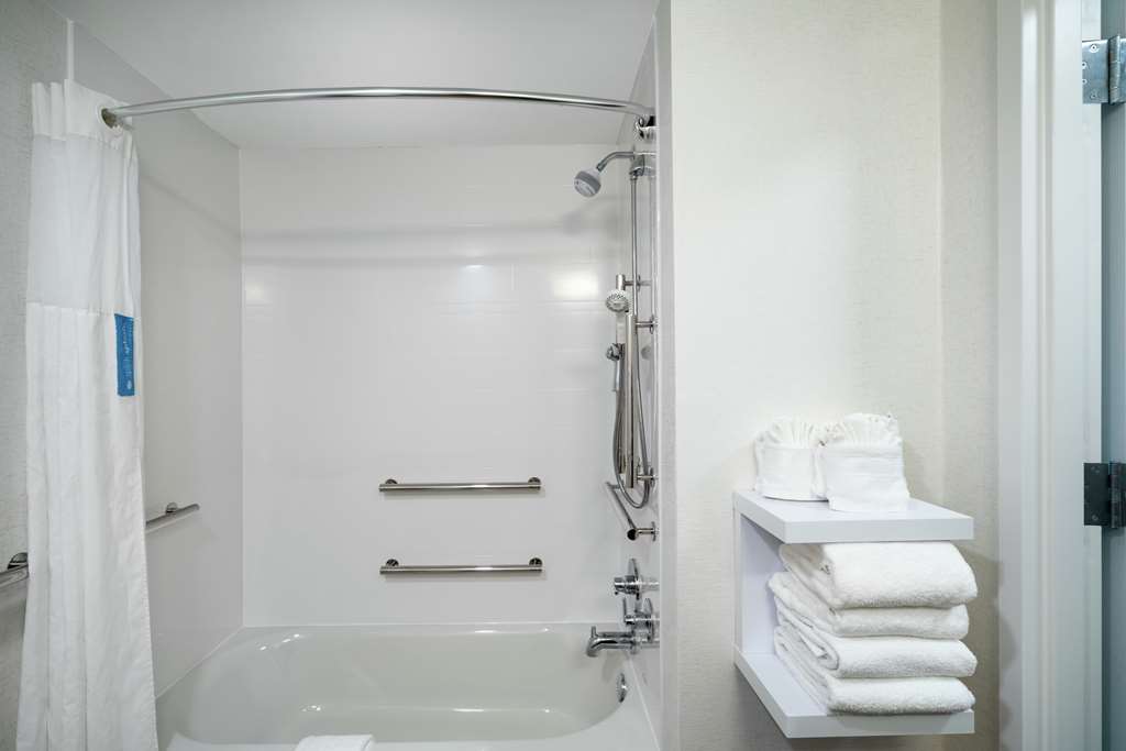 Guest room bath Hampton Inn & Suites Nashville/Franklin (Cool Springs) Franklin (615)771-7225