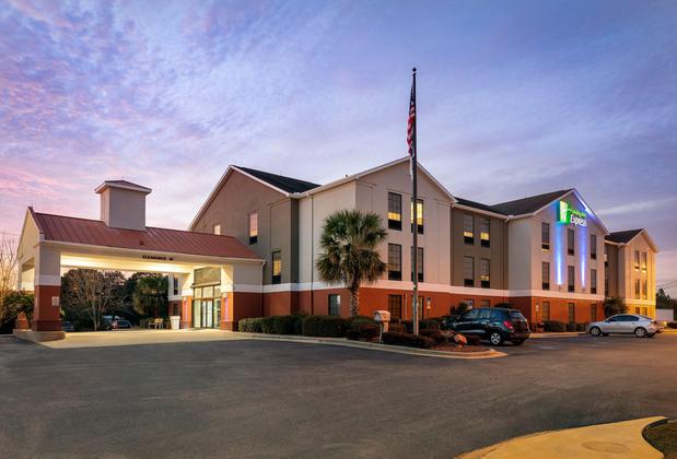 Images Holiday Inn Express & Suites Milton East I-10, an IHG Hotel
