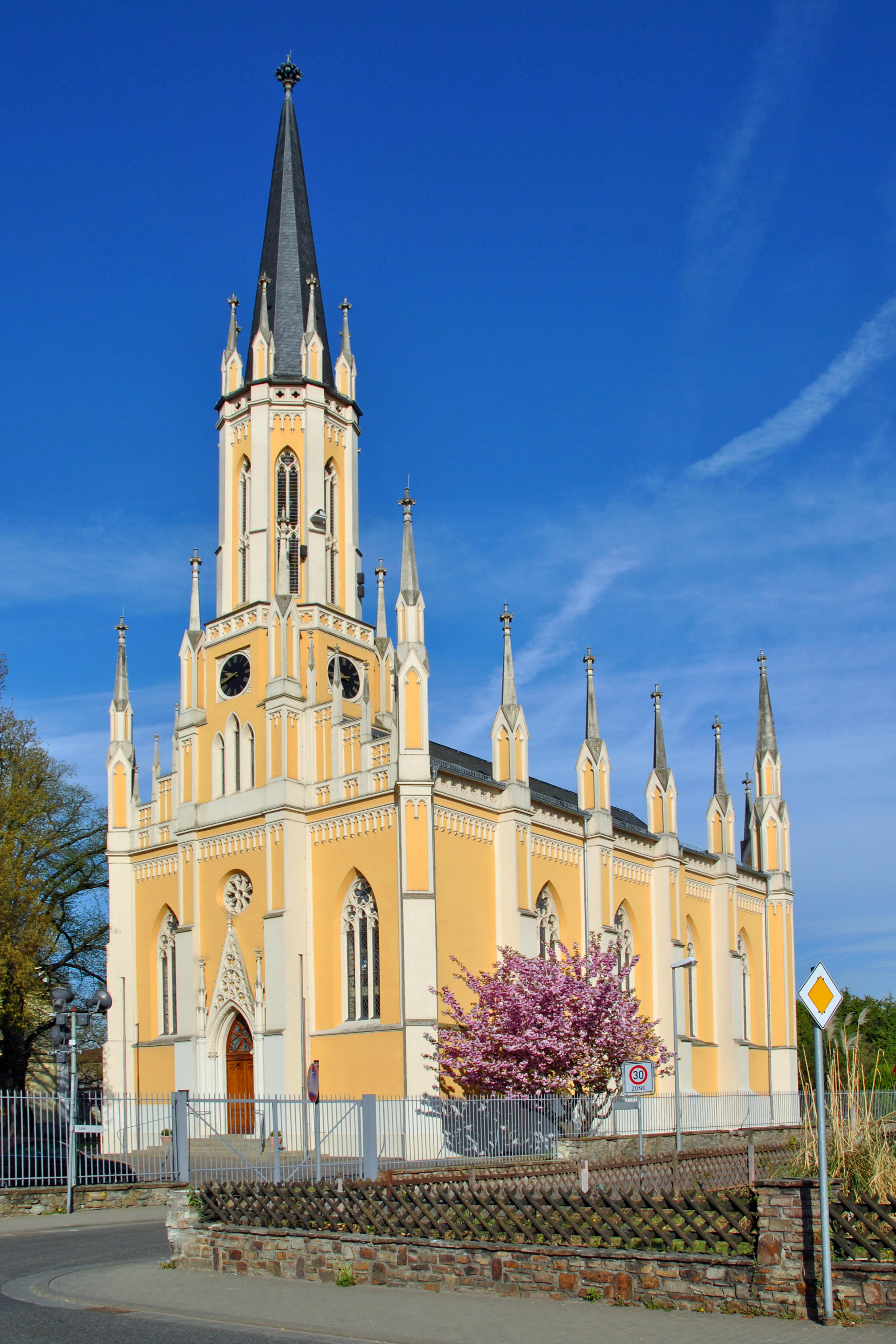 Die neugotische Johanneskirche in Erbach, erbaut unter der Leitung des Herzoglich Nassauischen Baumeisters Eduard Zeiss, ist die erste evangelische Kirche in oberen Rheingau und verdankt sich einer Stiftung der Prinzessin der Niederlande, Marianne von Pre
