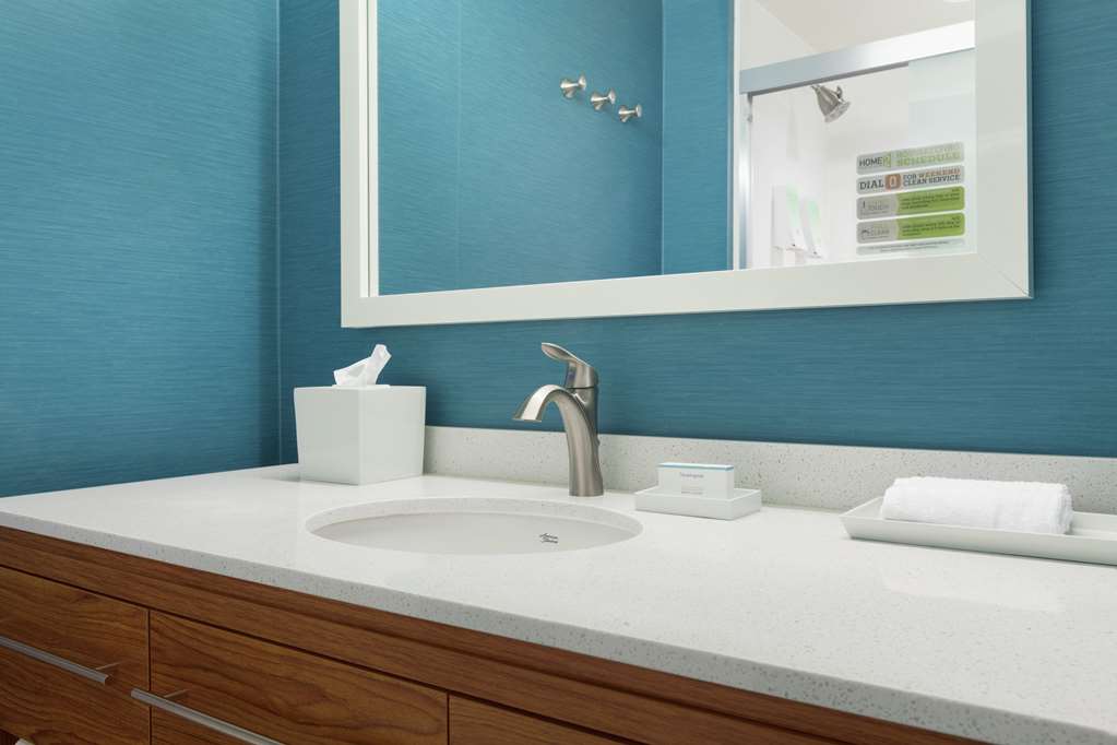 Guest room bath Home2 Suites by Hilton Salt Lake City-East Salt Lake City (801)384-5785