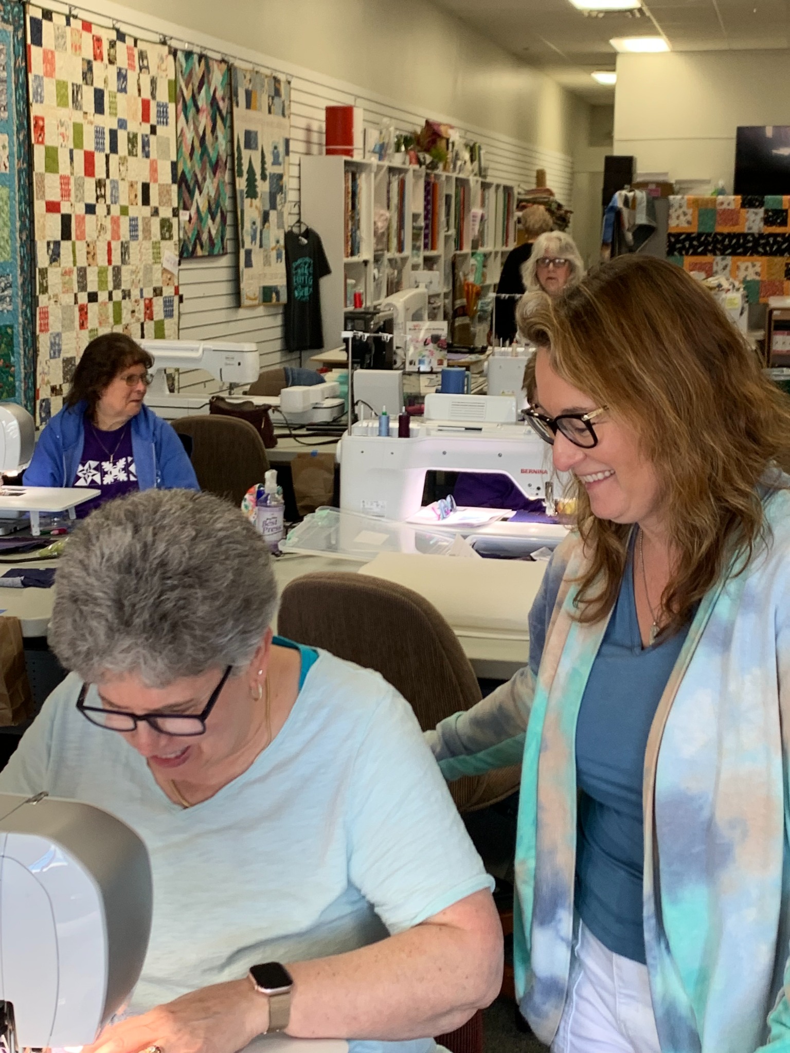 Students enjoy a Decorative Stitch quilting class while learning new sewing techniques on BERNINA machines. A supportive, hands-on workshop designed to build confidence, creativity, and quilting skills.