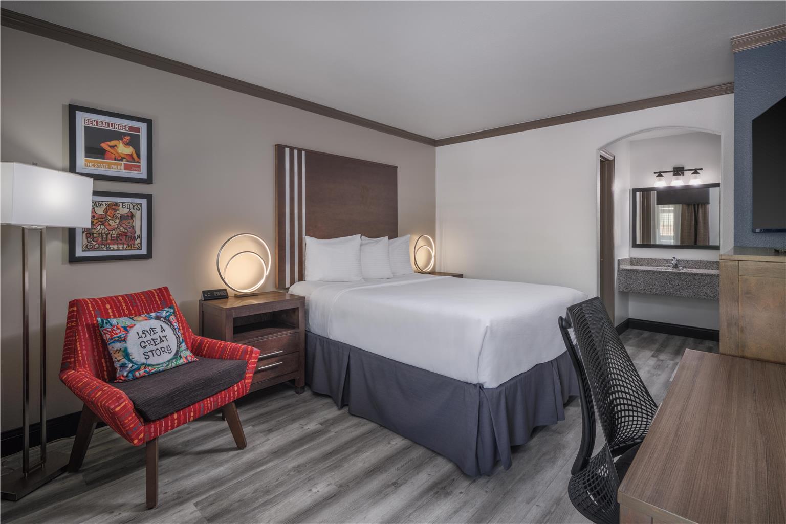 Single Queen Room 