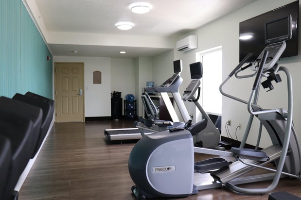 Images Holiday Inn Express & Suites Clearwater/US 19 N by IHG