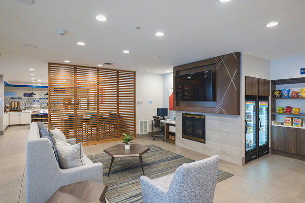 Images Holiday Inn Express & Suites Marquette by IHG