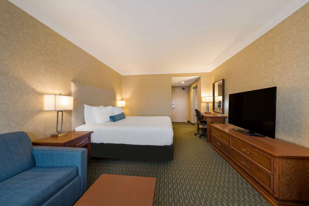 Best Western Voyageur Place Hotel in Newmarket: King Room with Pull-out sofa bed in hotel tower