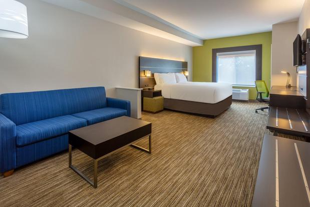 Images Holiday Inn Express & Suites Charlotte- Arrowood, an IHG Hotel