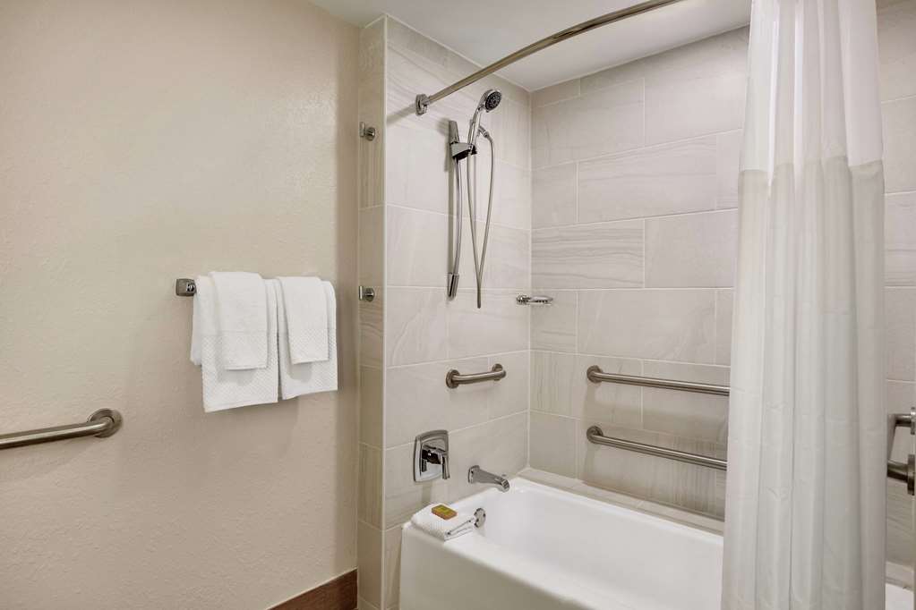 Guest room bath