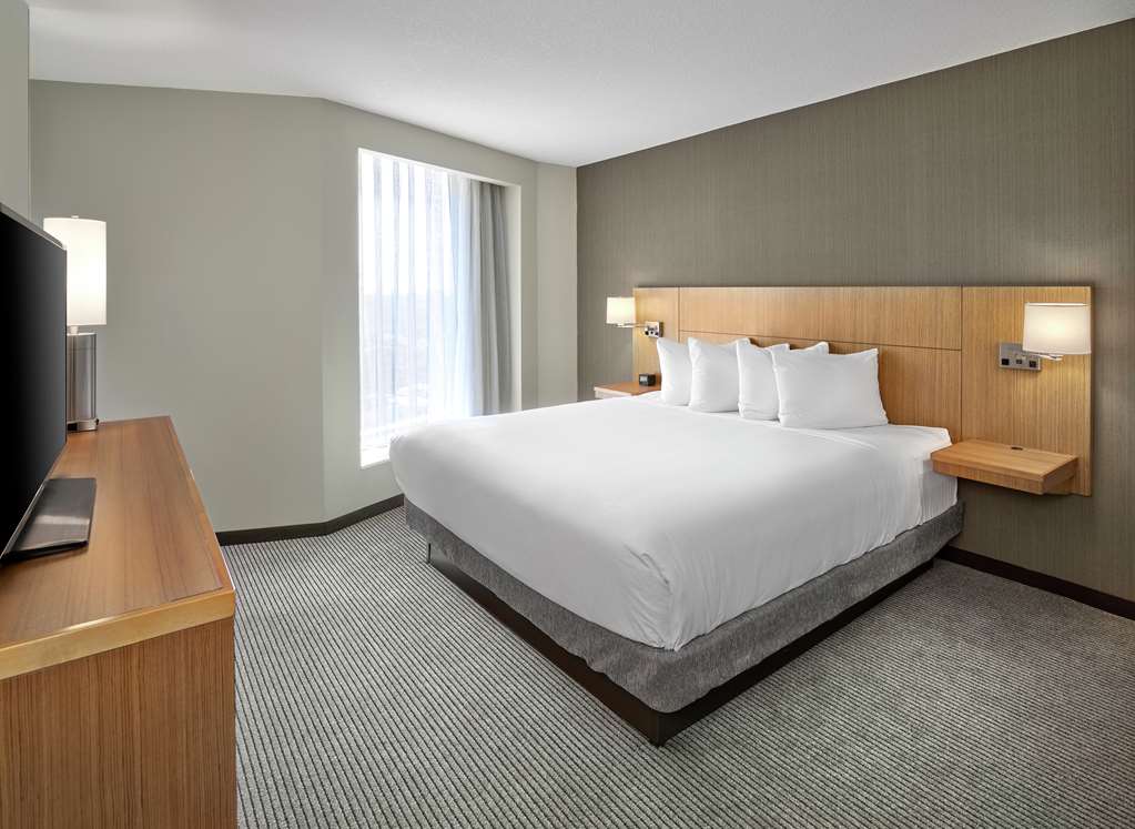 Guest room amenity DoubleTree by Hilton Edmonton Downtown Edmonton (587)525-1234