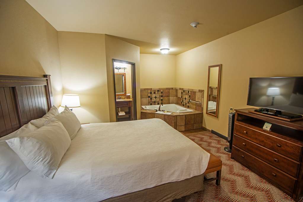 Two Bedroom Whirlpool Suite Best Western Plus Cimarron Hotel & Suites Stillwater (405)372-2878