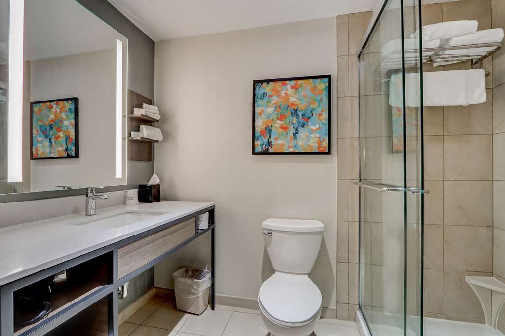 Guest room bath