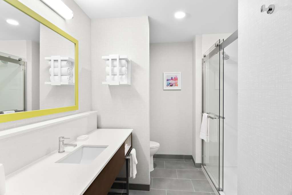 Guest room bath