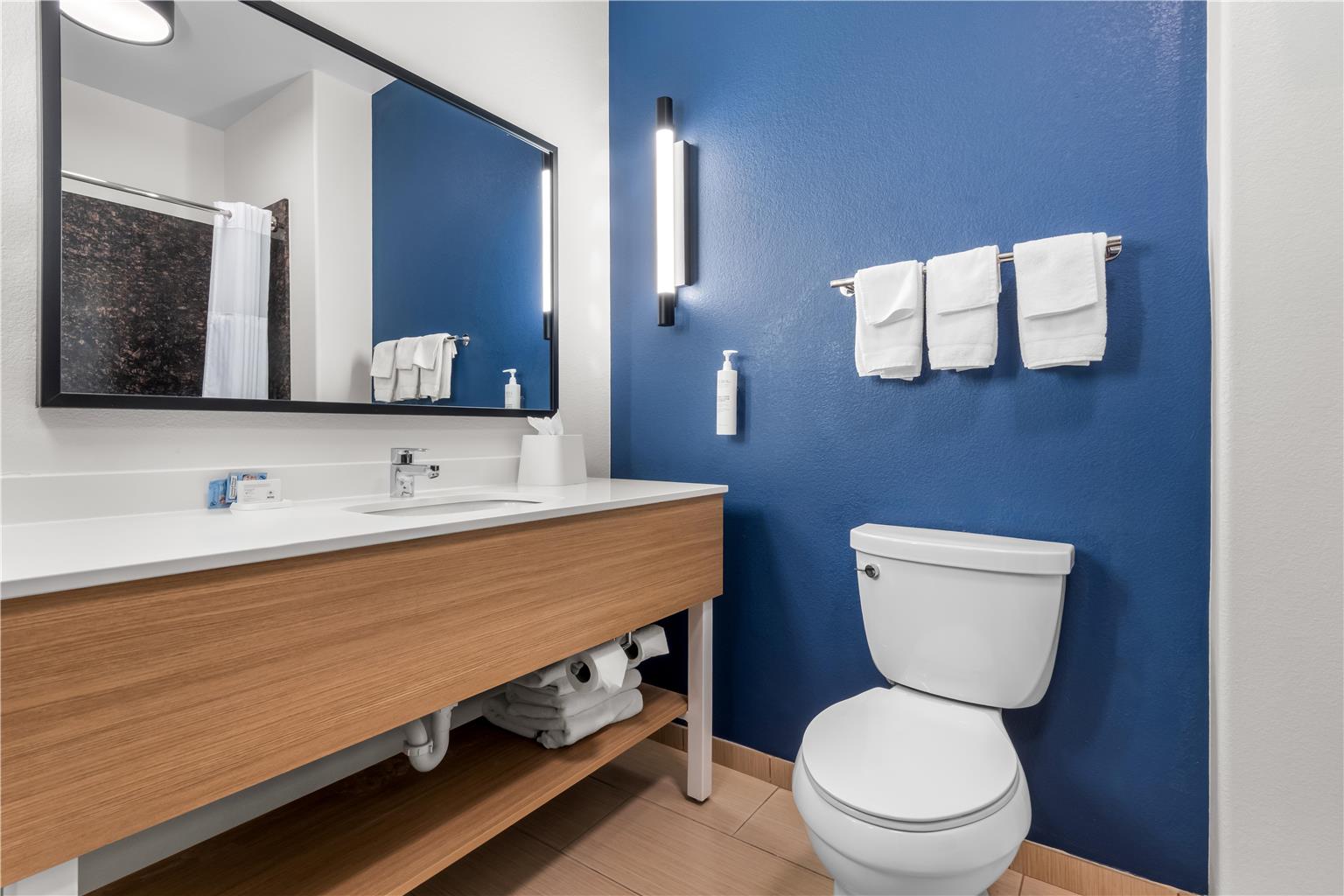 Guest room bath