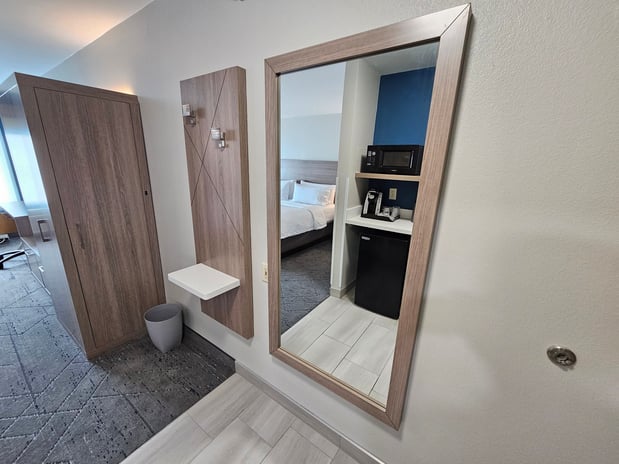 Images Holiday Inn Express & Suites Cincinnati-Blue Ash by IHG