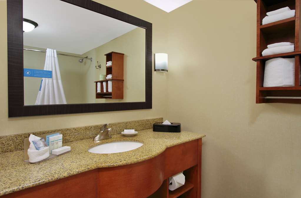 Guest room bath