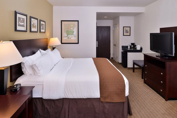 Images Holiday Inn Madison at the American Center by IHG