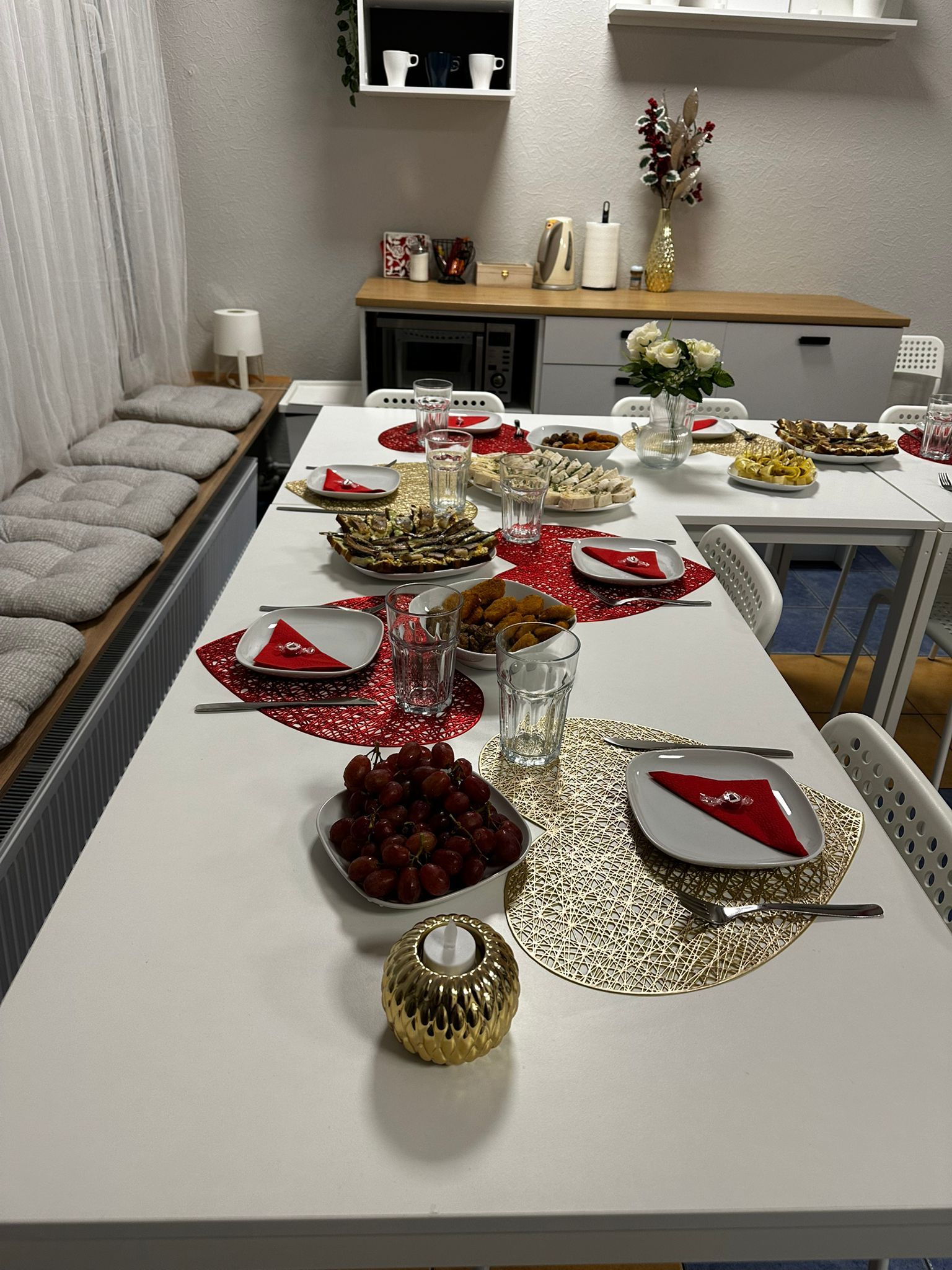 “Dzimšanas dienas svinības Magic Room ar dekorācijām un svētku galdu”