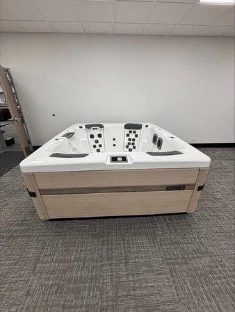 Images Robert Allen Pools & Spas / Bullfrog Spas