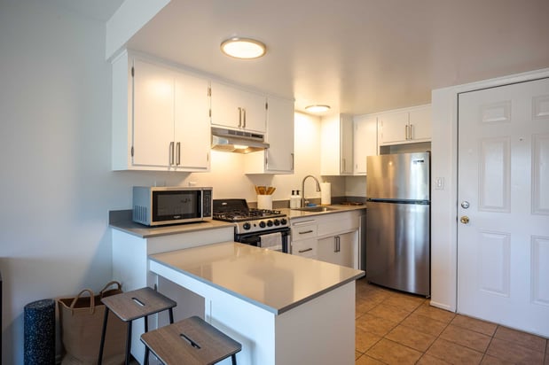 Images Solis Isla Vista