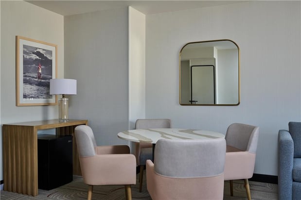 Images Hotel Zessa Orange County Airport, a DoubleTree by Hilton