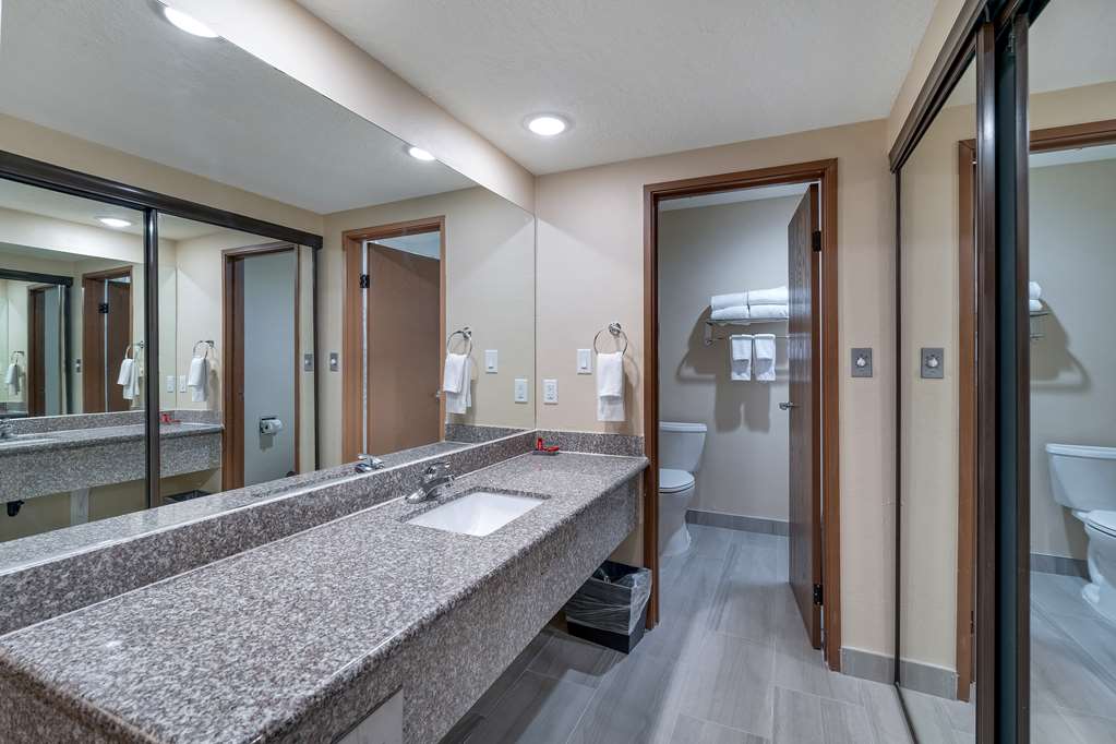 Deluxe Bathroom
