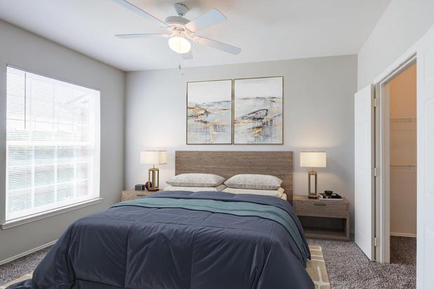 Images River Walk Apartment Homes