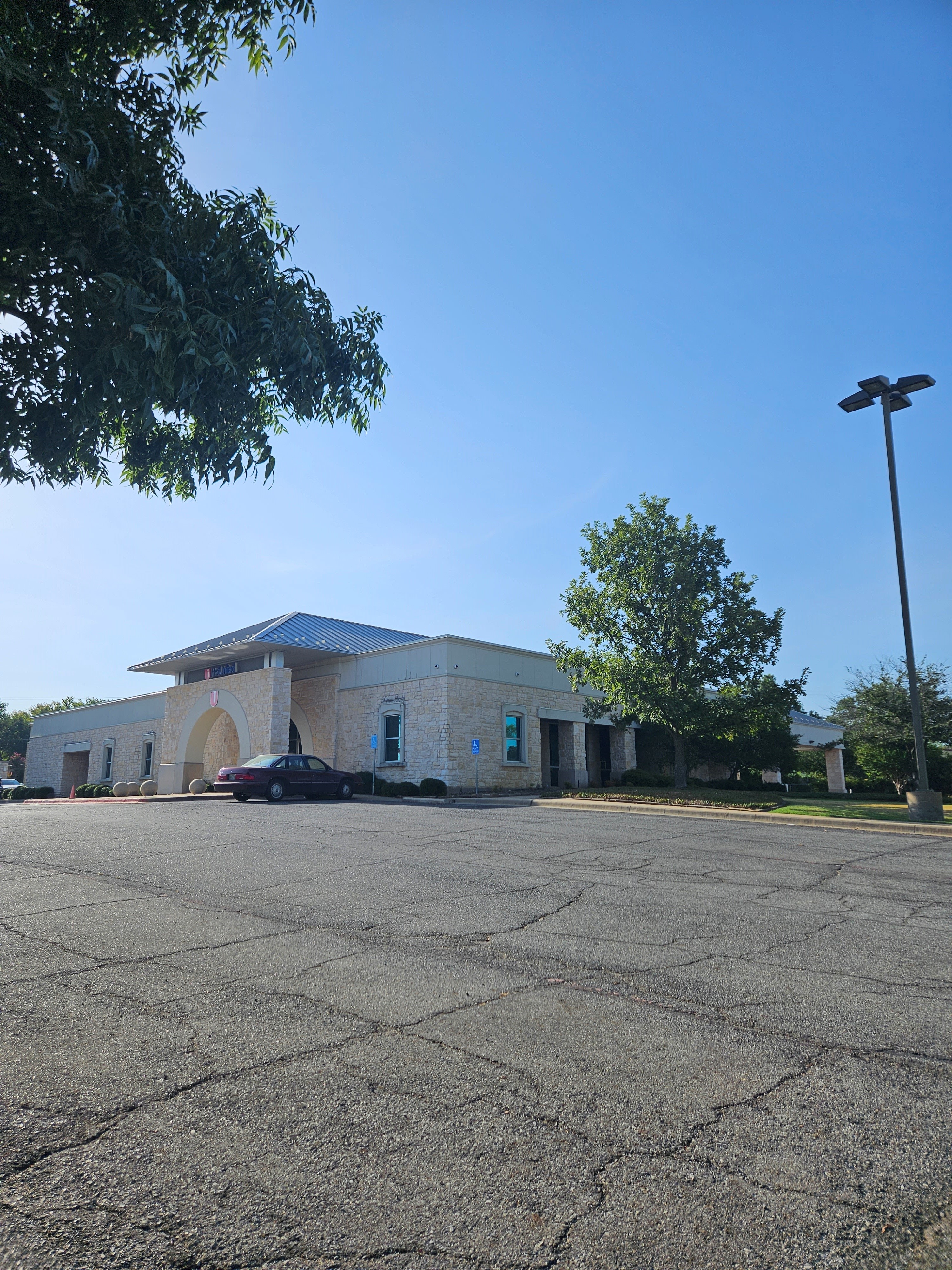 First United Bank - Pottsboro - exterior parking lot
