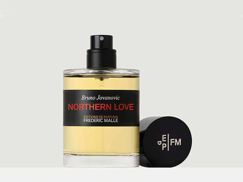 Bild zu Northern Love von Frédéric Malle ist eingetroffen – ein sinnlicher, amber-holziger Duft von Parfümeur Bruno Jovanovic. Cremiges Sandelholz trifft auf warme Zimtnoten und umhüllenden Vanille – nostalgisch, modern und zutiefst persönlich.