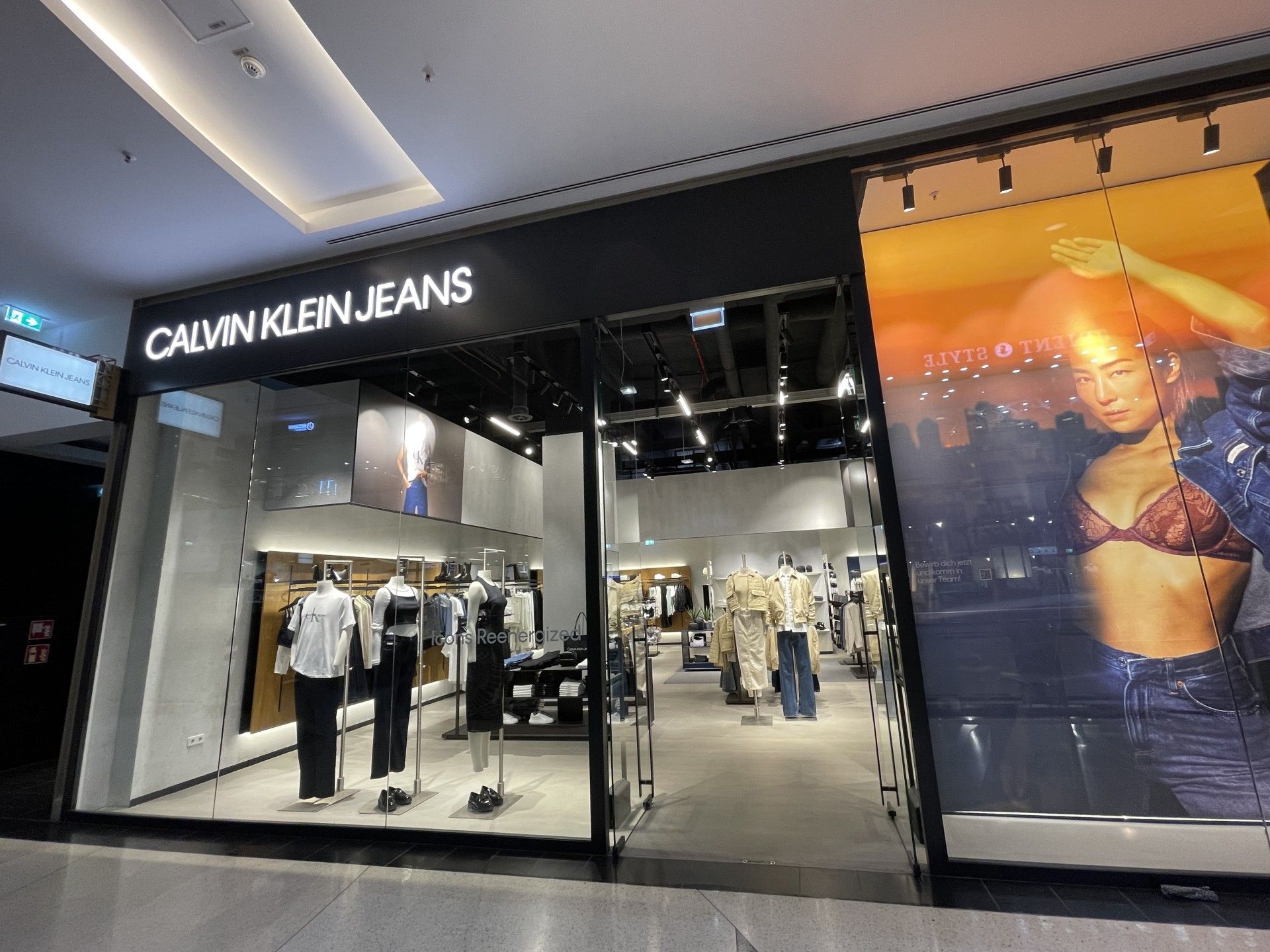 Calvin Klein Jeans in Berlin - Logo