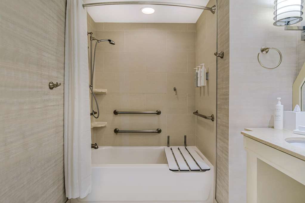 Guest room bath