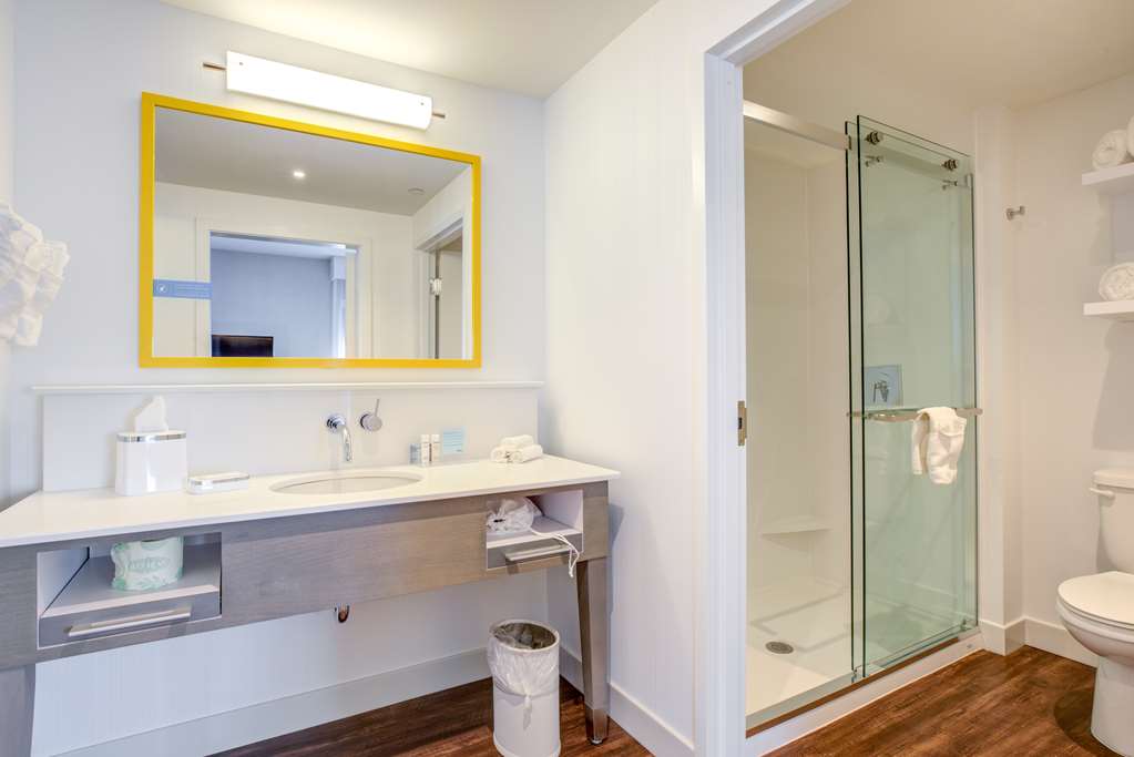 Guest room bath