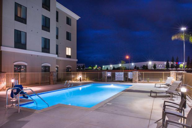 Images Holiday Inn Express & Suites Bakersfield Airport, an IHG Hotel